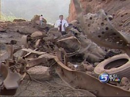 1. Взрывчатки "тринтинитрат" не существует. 
2. С-4 это пластифицированный гексоген, по характеристикам мало отличается от тротила.
3. Фотография сделана на дороге  6, на месте взрыва фуры, перевозившей 18 тонн промышленной взрывчатки с завода Ensign-Bickford Industries,штат Юта в Оклахому. 10 человек получили лёгкие ранения, фуру частично раскидало в радиусе полторы мили.
4. Всё это случилось 10 августа 2005 года.