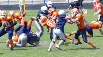 А ведь все знают, что футбол - спорт для настоящих мужиков...
Нет, вот этот футбол - для мужиков, а остальное соккер( вспомните как игроки любят симулировать и тд)