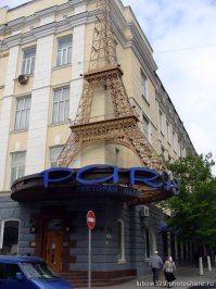 да что уж там, даже в Ростове Эйфелева башня есть.