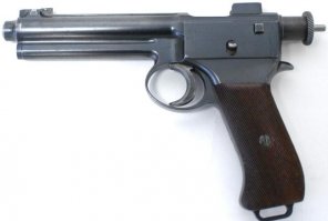 "Предок пистолетов системы  Штайер-Пипер  появился на рынке в 1907 году, то есть за два года до возникновения конструкции откидывающегося ствола у пистолетов оружейных заводов в Штайере. Но уже у этого оружия главная возвратная пружина была размещена поверх ствола и имелся характерный вид дульного среза."

Не заметил как-то... ;)
Самозарядный пистолет Roth Steyr model 1907 / M.7 (Австрия)