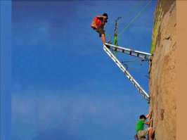 Сейчас вот такие кадры безопаснее снимать с квадрокоптера.