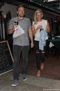 Из недавнего - Бен Аффлек с подружкой. Выглядит свежо.