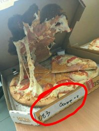 Написано же СТАФФ!

Это еда для работников пиццерии.
Во многих общепитах типа пиццерии или пирожковой, нелеквид отдают персоналу на обед.