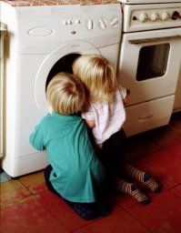 "никто не  залипает  на вентилятор"  Да? Уверены?
Это вы еще не видели, как на новую стиральную машину залипают