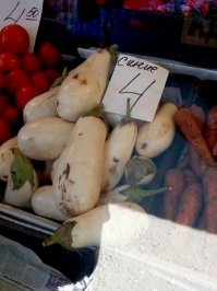 1) просто баклажаны на юге называют "синенькие", либо "синие". 
2) это, действительно, красные бананы. Да, есть такой сорт.