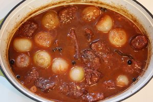 Стифадо с жемчужным луком в Греции делают очень вкусно.