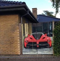 Забавно, что среди P1, i8 и 918го, La Ferrari не имеет права катать по обычным дорогам. Конструкция не удовлетворяет требованиям дорожных автомобилей, так как собрана на платформе FXX.