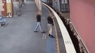 Я в метро так упал, между вагонов...