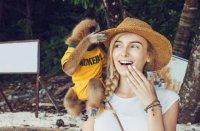 Анекдот от Александра Абдулова:

Южный город. Скучающий фотограф (Ф) с обезьяной на плече. Подходит турист (Т).
(Т): - Сколько стоит с обезьянкой?
(Ф, с живейшей готовностью): - Сфотографироваться?