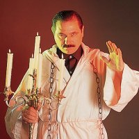 История циклична, сейчас то же средневековье.С потомственными ведьмами белыми магами и гадалками.