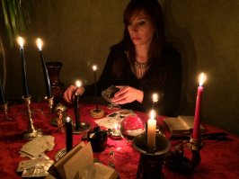 История циклична, сейчас то же средневековье.С потомственными ведьмами белыми магами и гадалками.
