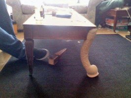 Ножка стола тверже, понравилась больше.
