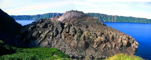 Ещё более безопасным местом может быть остров Онекотан северной группы курильских островов с его вулканом Креницына (высота) 1324 м, расположенным в центре Кольцевого озера, расположенного на высоте 400 метров, которое огорожено стенками высотой 920 метров.