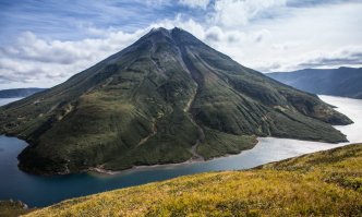 Ещё более безопасным местом может быть остров Онекотан северной группы курильских островов с его вулканом Креницына (высота) 1324 м, расположенным в центре Кольцевого озера, расположенного на высоте 400 метров, которое огорожено стенками высотой 920 метров.