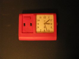 Лет 10  назад захотелось купить будильник механический, как раньше у нас на полке стоял. Полгода ходил по магазинам, выбирал. Наконец нашёл "Восток"  Чистопольский, внешне симпатичный. У меня были одно время "Командирские часы" , поэтому марку знаю. Полгода гарантии давали по паспорту. И через шесть месяцев, часы благополучно отказались  ходить. Гарантия прошла, решил сам посмотреть их. А когда вскрыл, то увидел алюминиево-пластмассовый механизм, который чинить не было смысла. С тех пор на современную механику не обращаю внимание, да и батарейки достать сейчас не проблема. А вот этим часам  ЛУЧ  уже более 35 лет, до сих пор ходят, спешат немного. Только вот электроника  барахлит.