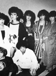 "...включают яркий цвет волос или с перманентную химию на голове (хотя как это выглядело на японках, я не представляю)"
Автор, специально для тебя порылся в интернете... Держи, не благодари -