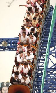 * В Японском  Дисней-ленде разрешена продажа и  распитие алкоголя !
 
 Дело в  том  что  в  отличии  от всех остальных парков  Диснея, основными  посетителями  Японского являются взрослые.
 У  детей  он  малопопулярен да и Японская  культура подразумевает что  подобное  времяпрепровождение  достойно  девушек и молодых  женщин, а  дети  должны учиться,  а  не посещать тематические парки (  это упрощённо )