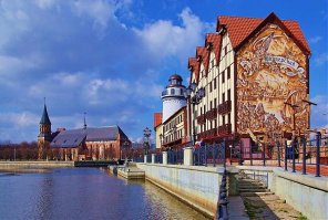 Калининград, Российская Федерация. 
На фоне новостроек, кафедральный собор, 1300-ых годов выпуска.