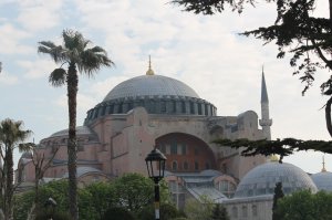 Я не понимаю это ЮНЕСКО. Ну есть список и что? Что это даёт?
Вот, например, Айя София. Один из самых известных соборов мира. Включен в список ЮНЕСКО. Состояние просто п...ц!!!
Почему та же ЮНЕСКО не может организовать нормальную реставрацию этого шедевра? А всякое говно в свои списки зато включают.