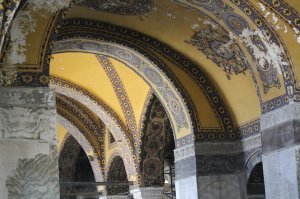 Я не понимаю это ЮНЕСКО. Ну есть список и что? Что это даёт?
Вот, например, Айя София. Один из самых известных соборов мира. Включен в список ЮНЕСКО. Состояние просто п...ц!!!
Почему та же ЮНЕСКО не может организовать нормальную реставрацию этого шедевра? А всякое говно в свои списки зато включают.