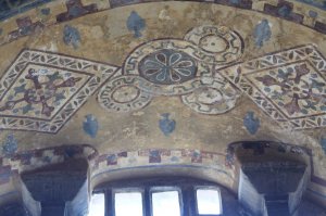 Я не понимаю это ЮНЕСКО. Ну есть список и что? Что это даёт?
Вот, например, Айя София. Один из самых известных соборов мира. Включен в список ЮНЕСКО. Состояние просто п...ц!!!
Почему та же ЮНЕСКО не может организовать нормальную реставрацию этого шедевра? А всякое говно в свои списки зато включают.