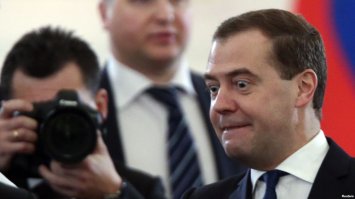 Ну сколько можно подъёпывать? Не моё это всё. Однокурсника...