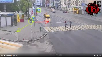 Пьяные пешики с банками пива идут ,yxy евшие, на красный,у одного после удара банка упала.Все 0пN3дюлились заслуженно.Повезло что "урок" прошел на месте а не на больничной койке или в морге.