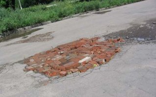 Лучшие способы засыпать дорожные ямы