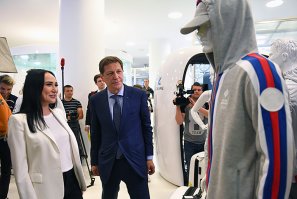 Эту тоже из Дурдома выпустили, теперь она Дизайнер формы Сборной России !