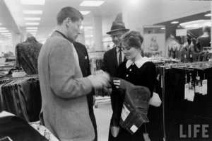 Сан Франциско. 1960 год.
Исполнители главных ролей киношедевра "Баллада о солдате"   Владимир Ивашов и Жанна Прохоренко, находясь на международном кинофестивале, покупают свои первые в жизни Levis