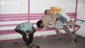 Взрыв манекены в доме разбросал. Это еще что
Смотрите, что он на остановке наделал.