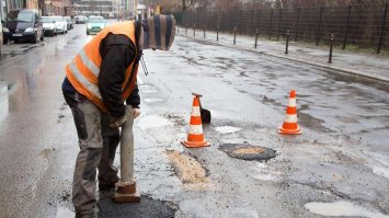 ЕВРОПЕЙСКИЕ ДОРОГИ БЕЗ РОЗОВЫХ ОЧКОВ!

Немцы о своих дорогах
66 % автомобилистов Германии отмечают ухудшение состояние дорог и увеличивающееся число выбоин. 35 процентов утверждают, что количество других повреждений, таких как трещины в бетоне или разрушающихся мостах, также растет. 
Порядка 40 % дорог Германии находятся в плохом или очень плохом состоянии. Мы латаем дыры вместо того, чтобы обновлять дороги. Впоследствии восстановление дороги обойдется нам в четыре раза дороже 
Основной причиной ухудшения состояния дорожной инфраструктуры немецкие дорожные специалисты выделяют один аспект недостаточность финансирования. Auf die Frage eines Journalisten, wie es zu dieser Situation kommen konnte, sagte er: "Weil wir mindestens 20 Jahre verschlafen haben . (На вопрос журналиста, как мы смогли до этого докатиться, он ответил: "Так как мы проспали минимум 20 лет .) . Хроническое недофинансирование отрасли в конечном итоге приводит к увеличению расходов в дальнейшей перспективе.
По данным ADAC ежегодно не хватает порядка пяти миллиардов евро на разумную реструктуризацию немецких дорог. 
В итоге, денег хватает только на поддержание безопасности движения, фактически на косметический ремонт. На требуемый капитальный ремонт средств уже не достаточно. Да, по ним пока ещё можно ездить, но общее состояние дорог будет ухудшаться из года в год. Как сказал Edgar Ohland из дорожного предприятия Строительное объединение Нижней Саксонии : "Wenn ich Mist auf Mist baue, was soll dabei rauskommen?" Если я строю дерьмо на дерьме, то что должно из этого получиться? 
Как дела с дорогами во Франции?
Как вы заметили, всё это происходит в благополучной Германии, которая является лидером по качеству дорог в Евросоюзе. Дабы не быть однобокими, посмотрим, как обстоит дорожная ситуация в ещё одном весьма благополучном по европейским меркам государстве во Франции.
Одна из особенностей Франции практически все скоростные автомагистрали (autoroutes) во Франции платные. В Германии введение платы за пользование автомагистралями отложено до осени 2017 года, пока же за проезд по безлимитным немецким автобанам с вас денег не возьмут.
Скоростные магистрали Франции находятся в прекрасном состоянии, но проезд по ним удовольствие не из дешёвых.
Маршрут расстояние стоимость
Париж Бордо (571 км) 54.40 
Париж Дюнкерк (261 км) 19.50 
Париж Лангр (288 км) 17.40 
Париж Страсбург (489 км) 38.00 
Париж Кан (Caen) (221 км) 23.30 
Париж Лилль (221 км) 16.10 
Париж Ницца (917 км) 75.00 
Париж Лион (465 км) 33.30 
Полный список скоростных платных дорог (и карта) с ценами на официальном сайте. 
 01.pdf 01.pdf
В целом же состояние дорог выглядит не так оптимистично. Французская ассоциация 40 миллионов автомобилистов провела масштабное исследование состояния дорог в стране. Согласно выводам исследования, французские дороги слишком изношены , и эта ситуация усугубляется с каждым годом. Потрескавшиеся и деформированные шоссе, ненадежные обочины, отсутствие предупреждающих знаков с 26.11.2015 по 01.03.2016 ассоциация опрашивала автомобилистов о недостатках дорог по всей Франции. В итоге, меньше чем за полгода было собрано свыше 30 тысяч ответов. Результат, увы, нас не удивил, сказал агентству AFP генсек 40 миллионов автомобилистов Пьер Шассере. В последнее время происходит медленное и неизбежное ухудшение состояние дорог, связанное, в частности, с тем, что с 2011 года государство выделяет на их ремонт и обслуживание в среднем на 27% меньше денег . 
В целом прослеживается общая тенденция снижения финансирования дорожно-инфраструктурных проектов, что, в свою очередь, ведёт к общей деградации дорожной сети. И если ситуация в благополучных с финансовой точки зрения европейских странах выглядит более менее прилично, то в России всё это происходило в хардовой версии, когда в конце 90-х дорожная отрасль практически просто перестала финансироваться. Даже сегодня, в более благополучные времена, уровень недофинансирования в разы больше по сравнению с европейской ситуацией. Отсюда и несоответствие их технического состояния возросшей интенсивности транспортного потока.