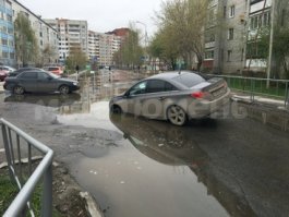 Спасибо. Почитал.
"Участники автопробега Москва   Омск, был устроил телеканал  Россия 24 , прибыли в сибирский город в понедельник.

Одной из лучших дорог участниками автопробега была признана Иртышская набережная. Самой опасной дорогой была признана улица 70 лет Октября, а на выбранной народным голосованием 1-й Заводской улице  ревизоры  не только самостоятельно расчищали обочину, но и разбили подвеску своего внедорожника (Lada XRay), после чего им пришлось ехать в автосервис.

В целом состояние омских дорог московские журналисты оценили на 2,34 балла из 5 возможных. Рядом с Омском в рейтинге из 13 городов, через которые прошел автопробег, расположились Курган (2,8 балла) и Чебоксары (2,9 балла)."
А вот фото - явный фейк. Я приложу фото, которая очень похожа по ситуации и по ракурсу. Сможешь найти 10 отличий и доказать самому себе что это фейк? ;)