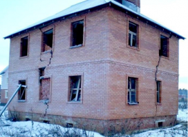 Вот  как выглядит усадка кирпичного дома,не понимаете в вопросе не лезте!!!