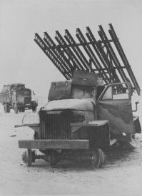 Брошенный в поле под Сталинградом советский реактивный миномет БМ-13  Катюша  (на шасси грузовика Studebaker US6 американского производства) и немецкий грузовик Büssing-NAG 500А (слева).