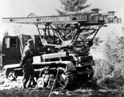 Немецкий солдат осматривает захваченную советскую установку БМ-13-16 ( Катюша ) на шасси трактора СТЗ-5.