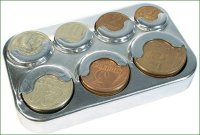 Так то да, движение цены будут более заметно. Вот только на сколько делать её? Отрезать два нолика или один?
И вот такую штуку бы. Монетницу. Не помешала бы. У меня в детстве такая была, уже в позднем СССР