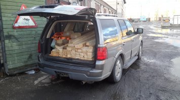 Ну и чего тут такого? Вот моя. Да, я вожу дрова на дачу на Линкольне. Собственно, он и куплен, как универсальная машина. И ездить приятно, и запихать можно дофига как по весу, так и по объему, и по небольшим говнам полазить.

Это на фото еще меньше половины загружено, я его под завязку набиваю и на крышу почти столько же.