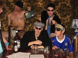 Кто там разбирается в зоновской романтике - если один дрочит пылесосом при всех, за столом - компашка зашкварилась или нет?