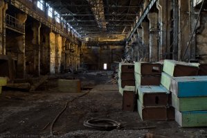 Ну да, чем делать ремонт в промышленном ангаре - проще расположить несколько ярких побрякушек по центру, отвлекающих внимание от профнастила над головой, канализационных, вентиляционных и остальных труб повсюду, обшарпанных бетонных стен.
Убери кресла-лютики, воздушные шарики - и оп, перед тобой снова страшенный, облезлый заводской цех, или промышленный склад.