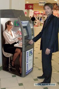 В США рабочий оказался запертым в банкомате и отправлял записки о помощи