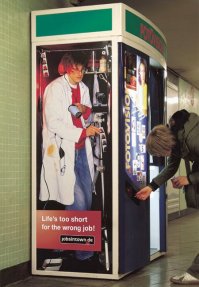 В США рабочий оказался запертым в банкомате и отправлял записки о помощи