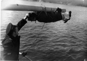 Суровое наказание. Владивосток СССР 1970 год.
Если бы этот снимок попал в руки командования тихоокеанского флота, воспитатель бы присел на долго и лишился бы всех званий.