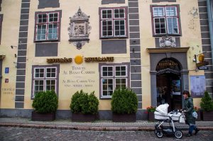 Он там поет, или только вина поставляет?:)