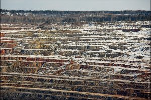 Пока раскрывался пост, думал, вот щас будут пастерально-лилейные картинки приукрашенной жизни, а я правды в коментах подкину - фотки с черным снегом и лунными разрезами. Раскрылось - оказалось - правдивый пост, жизненный, плюсую.