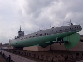 А в Питере даже две лодки - музея. И где-то во дворе дома на Кондратьевском отдельно рубка.