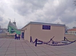 А в Питере даже две лодки - музея. И где-то во дворе дома на Кондратьевском отдельно рубка.
