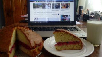 малёха корявенький получился. а внутрь напихал малинки. благо растёт под окном. спасибо за рецепт:)