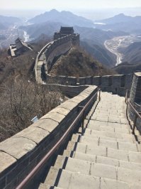 Надо просто правильно выбирать время, а с Великой Китайской стеной, ещё и место. У нас было пусто, ездила в феврале. А вот Версаль - воскресенье, майские- это было явно неправильное решение))))