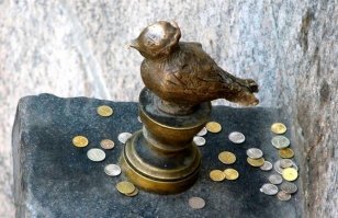 Писающий мальчик. РЕАЛЬНОСТЬ. Это лишь крошечная статуя на углу оживленной пешеходной улицы. 

Вспомнился памятник Чижику-Пыжику в Санкт-Петербурге.